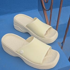 CROCS Women's Light Yellow Platform Mules